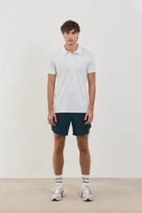 Chomba deportiva de manga corta, con cuello polo y cierre frontal de botones. Confeccionada en tejido técnico ultra liviano, fresco y respirable con propiedades elásticas para mayor movilidad.