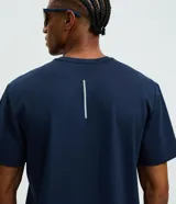 Remera deportiva de manga corta y cuello redondo, confeccionada en tejido tech fleece con tecnología dry que facilita la transpiración y el secado rápido. Presenta un corte comfort holgado y diseño liso sin estampas.