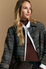 Tapado de paño con estampado a cuadros en tonos gris, marrón y beige. Presenta cuello camisero, cierre frontal con botones oscuros y mangas largas.