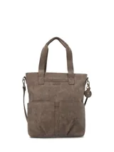Cartera tote Hush Puppies modelo Denver de color marrón, confeccionada en material sintético con efecto gastado. Cuenta con doble asa de mano, correa ajustable y desmontable, dos bolsillos frontales externos y detalles de herrajes metálicos en tono bronce envejecido.