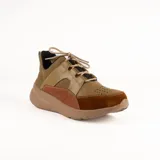Championes deportivos de cuero en tonos marrón, tostado y marrón oscuro, con detalles de estampado animal print de leopardo en el lateral, suela gruesa blanca y cordones elásticos.