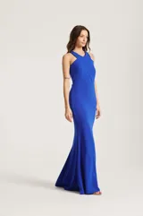 Vestido largo color azul, de corte sirena y sin mangas, con diseño cruzado en el escote y detalle de tiras en la espalda.