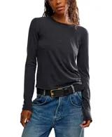 Remera de manga larga color gris oscuro, con cuello redondo y terminaciones al corte. Está confeccionada en una mezcla de algodón orgánico y reciclado, ofreciendo un calce entallado y cómodo.