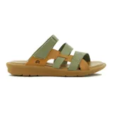 Sandalia de cuero para mujer, con diseño de tiras cruzadas en tonos marrones y beige, suela baja y ajuste con velcro en el empeine.