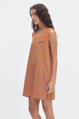 Vestido corto sin mangas a rayas rosadas y celestes, con escote redondo y detalle de bordado en el pecho.