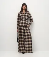 Pantalón de corte wide leg con acabado sastre, cintura estructurada con trabillas y estampado de cuadros. Confeccionado en tejido crepé con caída fluida.