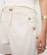 Short de sarga color blanco, de corte evasé con diseño de tiro medio, pasacintos en la cintura, bolsillos y botamangas con vuelta.