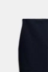 Falda midi de punto con tiro alto y cintura elástica, de corte ajustado y diseño minimalista.