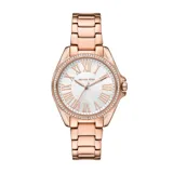 Reloj Michael Kors modelo Kacie, con caja de acero inoxidable color oro rosa de 39mm y bisel con cristales. La esfera es blanca con números romanos y agujas color oro rosa. El brazalete es de acero inoxidable color oro rosa con cierre desplegable. Resistente al agua hasta 50 metros.