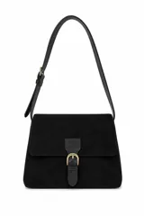 Cartera de gamuza y cuero sintético negro, con solapa frontal, tira ajustable para el hombro y detalle de hebilla metálica dorada en el cierre.