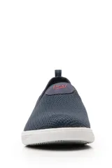 Slip on de malla color beige, con suela blanca.