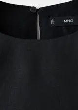 Top de lino negro de corte recto y crop, con cuello redondo y diseño sin mangas.