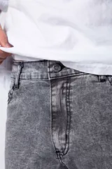 Jean de corte recto y ajuste relaxed fit, confeccionado en denim azul con lavado clásico.