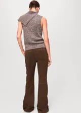 Chaleco de punto jaspeado en tonos marrones y beige, sin mangas, con cuello envolvente y diseño recto.