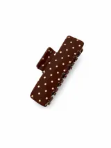 Pinza para el pelo de diseño rectangular, color marrón con estampado de lunares blancos.