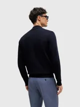 Cárdigan negro de algodón con cierre de cremallera y logo bordado en el pecho. Cuello alto y corte slim fit.