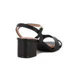 Sandalias de tacón Vizzano color negro, con tiras cruzadas en la parte delantera y tira ajustable al tobillo con hebilla metálica dorada. Tacón ancho y medio.
