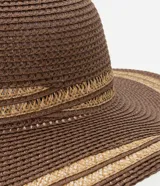 Sombrero de paja con ala ancha y detalle bicolor.