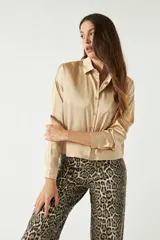 Camisa negra de satén con corte relajado y largo a la cadera.