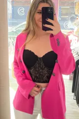 Corset corto blanco de puntilla forrado en tul, con copa y aro. Espalda con cintas cruzadas de cetinete y breteles desmontables regulables.