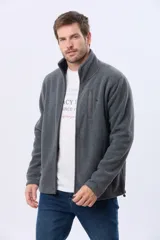 Campera polar de abrigo azul marino, con cuello alto, cierre frontal y bolsillos laterales y en el pecho con cierre.