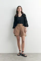 Short de vestir color camel, tiro alto, con pliegues frontales y bolsillos laterales.