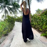 Vestido largo negro con tirantes gruesos con detalle de tachas.