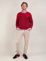 Pantalón de hombre de corte chino, color azul marino, con cinco bolsillos y ruedo doblado.