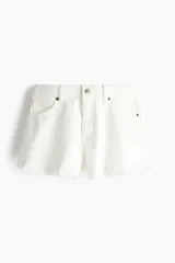 Short de cinco bolsillos en denim de algodón rígido, tiro alto con cierre y botón, corte holgado y bajo deshilachado.