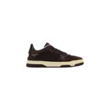 Zapatillas Gucci Re-Web Low-Top para hombre, en color marrón oscuro con detalles en charol y gamuza, entresuela beige y suela marrón. Presentan detalles distintivos de la marca en la lengüeta.