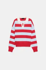 Sweater de punto con diseño de rayas horizontales en rojo y celeste, cuello polo blanco con escote en V y manga larga.