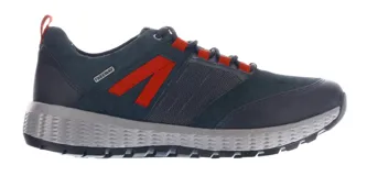 Zapatos Freeway de estilo outdoor urbano, confeccionados en una combinación de cuero, material sintético y textil. Presentan un diseño en tonos azul oscuro con detalles en naranja vibrante, cordones al tono y una suela robusta con textura geométrica para mayor tracción.