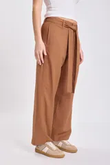 Pantalón casual de tiro alto color marrón con pierna ancha y cinturón de lazo a juego.