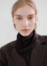 Blazer sastrero de corte recto en color gris oscuro con diseño de rayas diplomáticas, solapas con muesca, bolsillos con solapa en la parte delantera y cierre frontal de un botón.