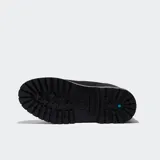 Bota de plataforma impermeable Timberland, confeccionada en cuero premium negro con costuras selladas. Presenta cuello acolchado, cierre de cordones con ojales metálicos, aislamiento térmico y suela dentada de goma para mayor tracción.