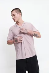 Camisa de manga corta color lila con textura y logo bordado en el pecho. Corte regular.