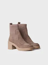 Bota corta de gamuza color verde militar, con caña de tejido elástico de punto en la parte superior, plataforma texturizada y tacón ancho.