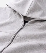 Buzo con capucha y cierre frontal, confeccionado en tejido fleece de algodón y poliéster. Presenta un diseño bicolor con cuerpo en gris melange y paneles laterales en las mangas de color negro, bolsillos frontales, y puños y ruedo en rib.