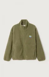 Campera de corderito con efecto shearling, color verde oliva, de corte holgado, cuello alto y cierre frontal completo. Presenta un pequeño parche con logo en el pecho.