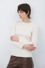 Buzo de tejido morley color marrón, con cuello redondo y mangas largas, de corte ajustado al cuerpo.