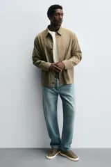 Zapatilla de cordones color beige, con parte superior lisa, horma redonda, forro interior a contraste y suela con ligera textura.