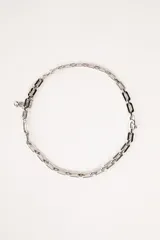 Collar plateado de eslabones rectangulares.