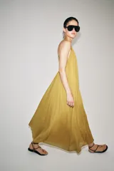 Vestido largo de bambula ZW Collection color mostaza, con escote redondo, tirantes finos cruzados en la espalda y forro interior a tono.