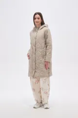 Campera acolchada de largo medio en color negro, con diseño de costuras onduladas, cierre frontal con botones a presión y bolsillos laterales.