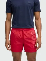 Shorts de baño Boss modelo Octopus, color gris, con cintura elástica y cordón ajustable blanco. Cuenta con el logotipo de la marca estampado en vertical sobre la pierna izquierda.