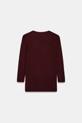 Jersey de punto de manga larga y cuello redondo con cierre frontal de botones. Presenta un diseño de rayas horizontales en tonos marrones, negros, blancos y azules.