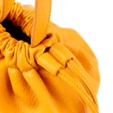 Cartera tipo morral de símil cuero graneado color naranja, modelo Melina Marinero Chico de XL. Cuenta con cierre superior fruncido mediante cordones ajustables, correa regulable con hebilla y herrajes plateados.