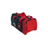 Bolso deportivo de entrenamiento color negro y rojo, con el escudo oficial de River Plate en el frente. Cuenta con compartimento principal amplio, bolsillo lateral con cierre y asas de mano rojas.