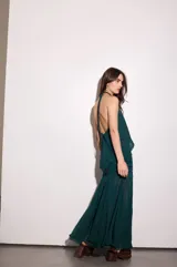 Falda larga de gasa color verde petróleo con estampado de rombos y forrería en la parte de las caderas.