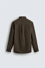 Camisa de corte regular fit confeccionada en tejido de algodón con diseño de rayas verticales. Presenta cuello abotonado, manga larga con puños abotonados, bolsillo plastrón en el pecho y cierre frontal con botones.